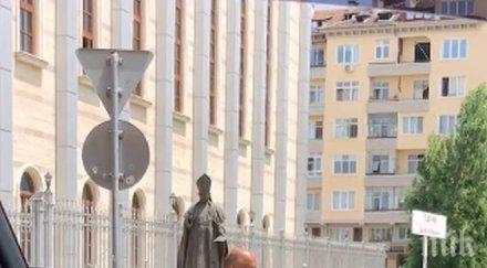 скандално чичка изпика насред софия видео