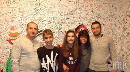 ексклузивно пик ретро президентът радев прави щерка актриса деветокласничката дара дебютира театралната сцена