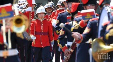 прецедент жена води церемонията смяна караула бъкингамския дворец снимки