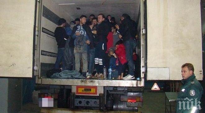 Рекорд у румънците: Спипаха 91 нелегални мигранти, натъпкани в камион 