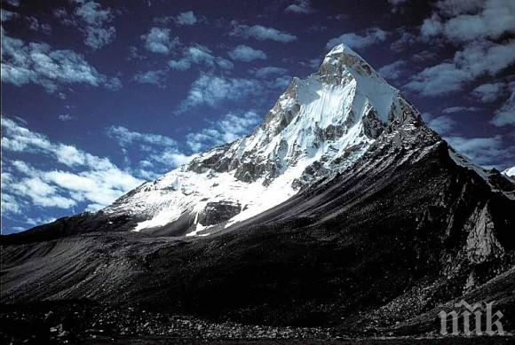 Двама алпинисти изчезнаха при катеренето на хималайски връх