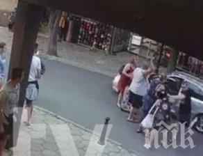 ШОКИРАЩО! Намахан шофьор нападна слепи туристи в Несебър (ВИДЕО)