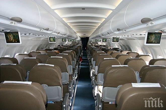 Суеверна баба хвърли монета в двигателя на пътнически самолет и изправи косите на 150 пътници