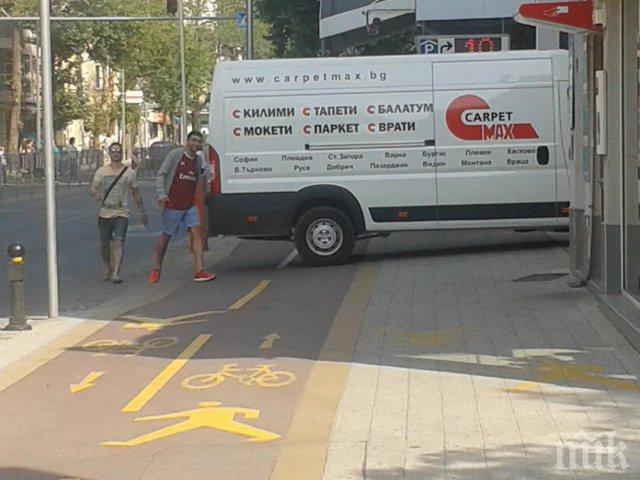НАГЛОСТ! Паркира си буса, а пешеходците кучета ги яли
