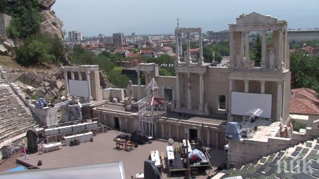 Тежък инцидент в Античния театър в Пловдив преди представление - мъж е ранен при срутване на платформа