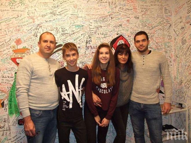 ЕКСКЛУЗИВНО В ПИК И РЕТРО! Президентът Радев прави щерка си актриса - деветокласничката Дара дебютира на театралната сцена