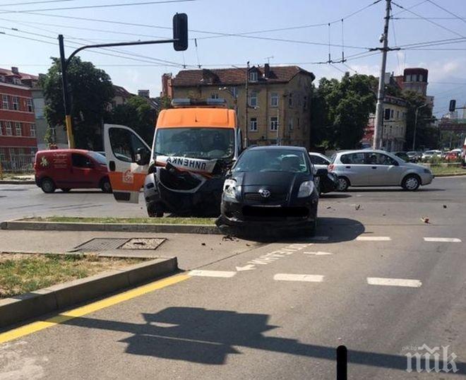 Тежка катастрофа! Линейка и кола се помляха в София, има пострадали