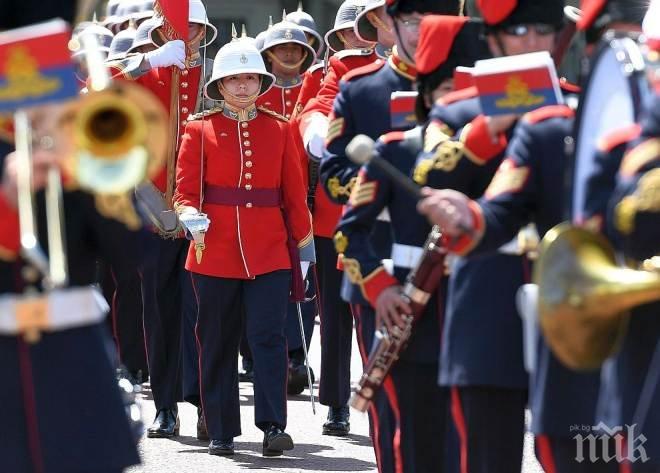 ПРЕЦЕДЕНТ! Жена води церемонията по смяна на караула пред Бъкингамския дворец (СНИМКИ)
