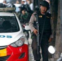 ИЗВЪНРЕДНО! Мъж нападна и рани двама индонезийски полицаи в джамия