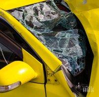 ИЗВЪНРЕДНО В ПИК! Тежка катастрофа в София! Такси излетя от пътя и се заби в стълб