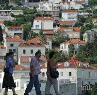 Екшън! Психично болен разстреля лекаря си с автомат