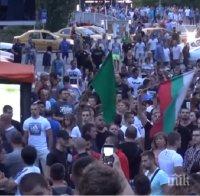 НАПРЕЖЕНИЕ В АСЕНОВГРАД! Над 2000 души втори ден на бунт срещу ромите, скандират 
