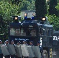 СТАВА СТРАШНО! В Асеновград докараха водно оръдие за протеста, ромската махала е отцепена 