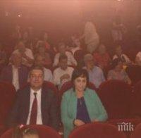 КУЛТУРА В ЛЕВИЦАТА! Корнелия заведе депутатите на театър - соцлидерката аплодира бурно Нона Йотова от първия ред в Сатирата