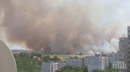 последните минути огнен плевен голям пожар гори жилищни сгради видео