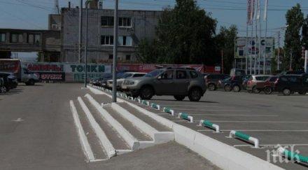 руснаци разбиха луксозен лексус мол спасят задушаване месечно бебе видео