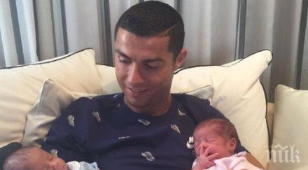 млад татко кристиано роналдо публикува първа снимка новородените близнаци