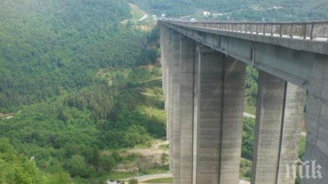 ДРАМА! Самоубиец пет часа плаши полицията, че ще скочи от виадукт Елешница