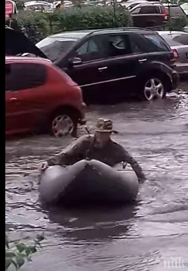 ОПТИМИСТ! Московчанин тръгна за риба след урагана! Подкара лодката си... (ВИДЕО)