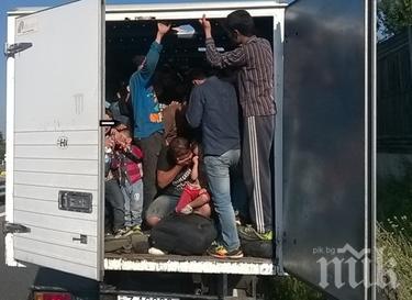 ДРАМА! Гръцката полиция спипа 14 нелегални мигранти в камион от България