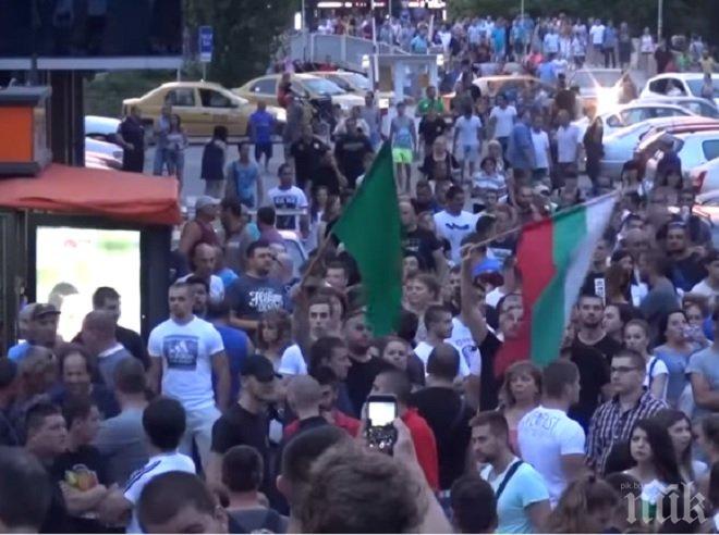 НАПРЕЖЕНИЕ В АСЕНОВГРАД! Над 2000 души втори ден на бунт срещу ромите, скандират Българи, юнаци (СНИМКИ)