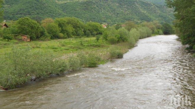 СТРАШНА ТРАГЕДИЯ! Две деца се удавиха в река Искър