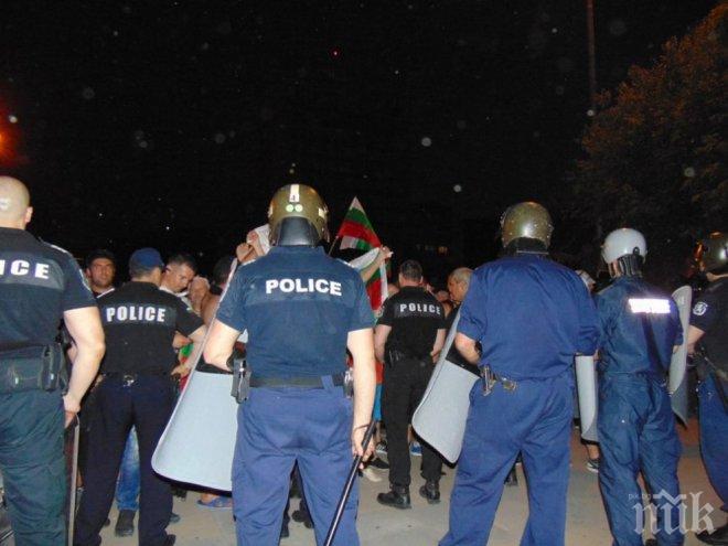 Напрежение! Стотици хора са се събрали в Асеновград за поредния протест