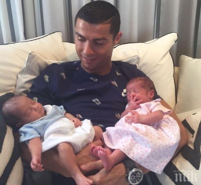 Млад татко! Кристиано Роналдо публикува първа снимка на новородените си близнаци
