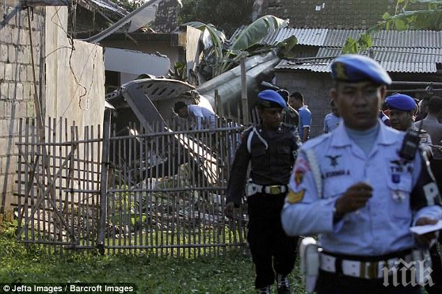 Трагедия! Двама души загинаха при катастрофа на спасителен хеликоптер в Индонезия