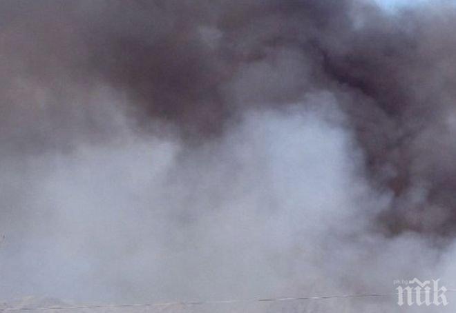 ОГНЕН АД! Пламна сметището на Ихтиман, гъст дим се издига над магистрала Тракия