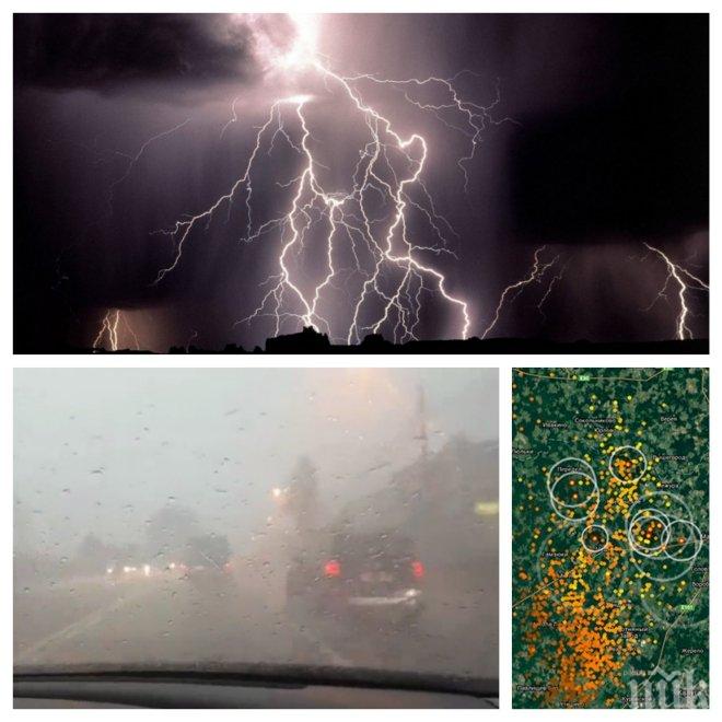 ЕКСКЛУЗИВНО В ПИК! Разрушителен ураган връхлита Москва! Подобно бедствие не са виждали от век насам (ВИДЕО/ГЛЕДАЙТЕ НА ЖИВО)