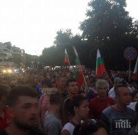 Ексклузивно! Повече от 5 000 души участват в протестното шествие в Асеновград