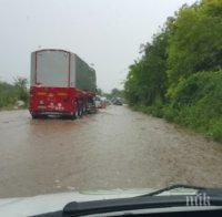 ИЗВЪНРЕДНО! Бедствено положение в Плевен заради потопа! Дигите издават багажа, пътищата са застрашени