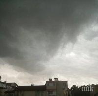 Във Варна стана нощ! Пороят се отприщи и в морската столица! (СНИМКИ)