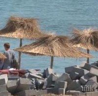 Леят ударно бетон върху див плаж край 