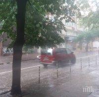 ЕКСКЛУЗИВНО В ПИК TV! Потоп! Силен дъжд удави столицата, водата от небето се лее като из ведро (ВИДЕО/СНИМКИ)