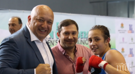 дете министър кралев голяма емоция подкрепя всички сили момичета боксовия ринг снимки