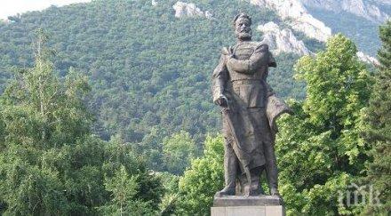 корозия съсипва паметника ботев враца