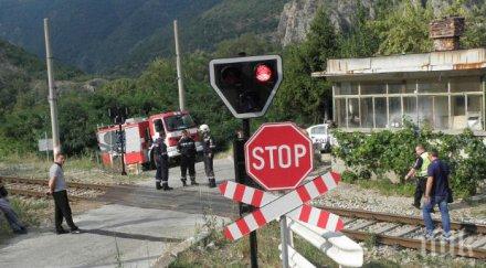 линията горна русе камион прелетя спуснати бариери блъсна ремонтна кола рани трима