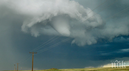 стихия смерч украйна вдигна въздуха две деца
