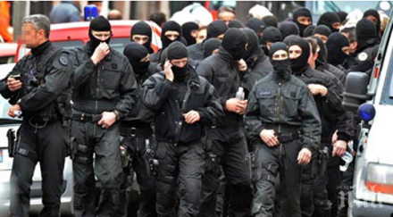 отново терор осем души ранени въоръжени мъже открили стрелба джамия авиньон