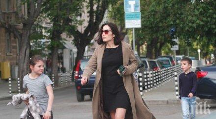 пик ретро деси стоянова обърна студиото забавачка води децата работа папарашки снимки