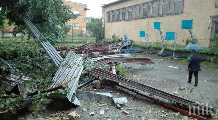 бурята отнесе покрив училище търговище снимки