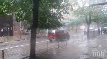 ексклузивно пик потоп силен дъжд удави столицата водата небето лее ведро видео снимки