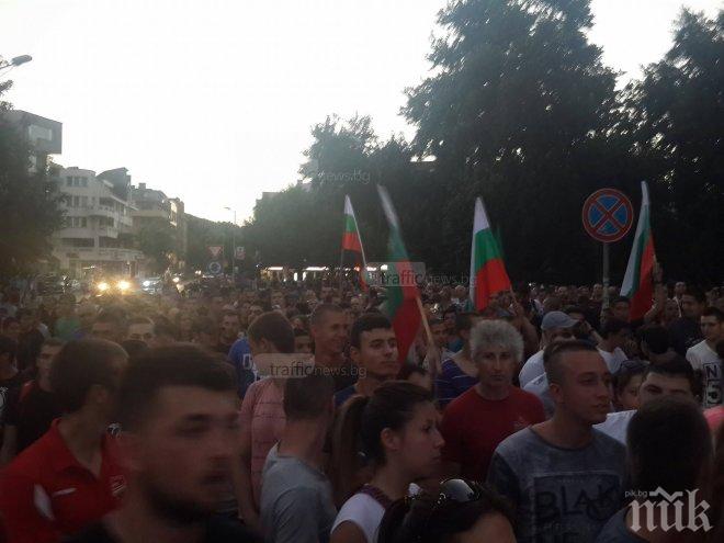 Ексклузивно! Повече от 5 000 души участват в протестното шествие в Асеновград