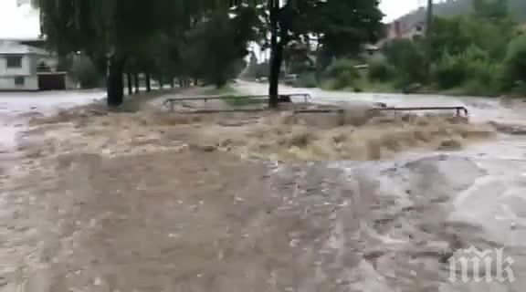 ИЗВЪНРЕДНО! Самоков закъса! Река Боклуджака преля, не стигат помпите за отводняване