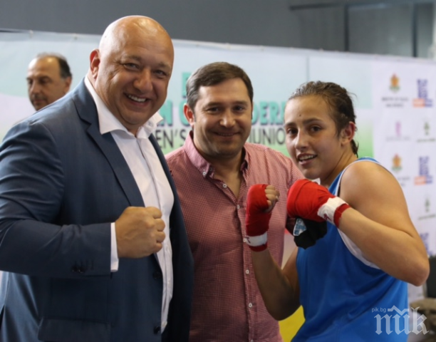 Като дете! Министър Кралев в голяма емоция, подкрепя с всички сили момичета на боксовия ринг (СНИМКИ)