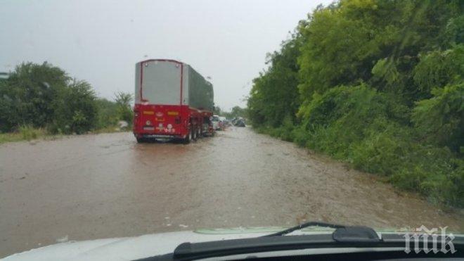 ИЗВЪНРЕДНО! Бедствено положение в Плевен заради потопа! Дигите издават багажа, пътищата са застрашени