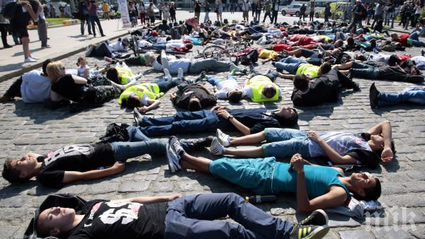 Граждани излизат на протест срещу войната по пътищата