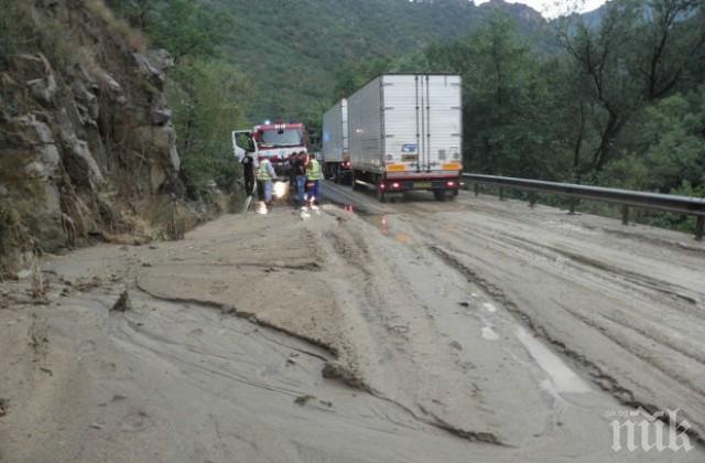 ВНИМАНИЕ! Кал и вода запушват пътя Крушовене-Брегаре